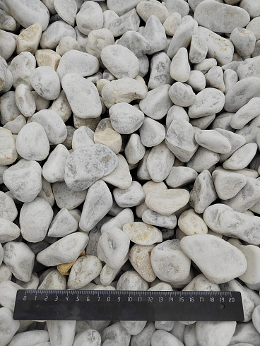 Kamenclub.ru: Мраморная крошка (щебень галтованный белый) фр.40-70 мм.  купить в Балашихе мрамор белый молочный айвори окатанный округлый природный камень 17000 руб/т   фото КАМЕНЬ КЛУБ
