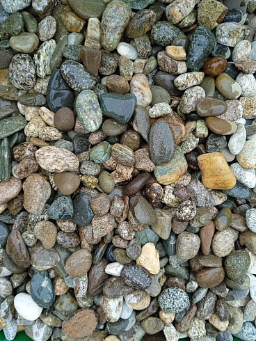 Kamenclub.ru: Галька горная речная окат (цветная) фр. 20-40 мм. купить  в Балашихе галька речная серый синий бежевый белый окатанная речная галька ландшафтная 6800 руб/т   фото КАМЕНЬ КЛУБ