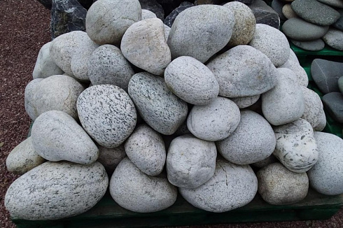 Kamenclub.ru: Бело-серый валунчик фр.100-300 мм.  купить в Балашихе крупный камень для ландшафта серый, белый бело-серый валун крупная галька 4500 руб/т   фото КАМЕНЬ КЛУБ