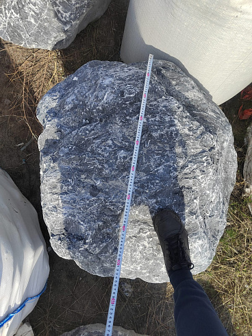 Kamenclub.ru: Черный мрамор скальник фр. 1000-1500 мм.  купить в Балашихе мрамор черный белый серый крупный колотый валун ландшафтный 9000 руб/т   фото КАМЕНЬ КЛУБ