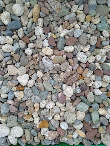 Kamenclub.ru: Галька горная речная окат (цветная) фр. 20-40 мм. купить  в Балашихе галька речная серый синий бежевый белый окатанная речная галька ландшафтная 6800 руб/т   фото КАМЕНЬ КЛУБ