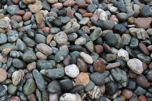 Kamenclub.ru: Галька горная речная окат (цветная) фр. 20-40 мм. купить  в Балашихе галька речная серый синий бежевый белый окатанная речная галька ландшафтная 6800 руб/т   фото КАМЕНЬ КЛУБ
