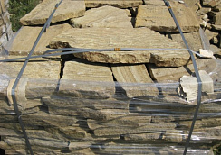 Kamenclub.ru: Песчаник пластушка желтый с рисунком (3 см)  купить в Балашихе песчаник желтый с рисунком, рыжий, желтый песчаник пластушка ландшафтная рваная 8 500 руб/м3   фото КАМЕНЬ КЛУБ