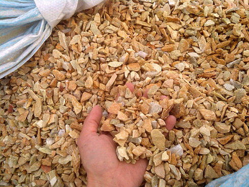 Kamenclub.ru: Щебень крошка желтый (ЗЛАТОЛИТ) фр. 5-10 мм.  купить в Балашихе мрамор золотистый, бежевый, желтый каменная ландшафтная декоративная крошка здатолита 8500 руб/т   фото КАМЕНЬ КЛУБ