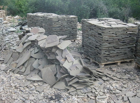 Kamenclub.ru: Песчаник пластушка серо-зеленый (1,5 см)  купить в Балашихе плитняк - пластушка серо-зеленый, серый, зеленый пластушка рваная ландшафтная колотая 10200 руб/м3   фото КАМЕНЬ КЛУБ