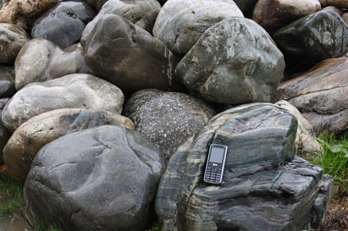 Kamenclub.ru: Речной валун Кабанчик фр.300-500 мм.  купить в Балашихе крупный природный камень галька серый, темно-серый речной валун галечник масштабный 7000 руб/т   фото КАМЕНЬ КЛУБ