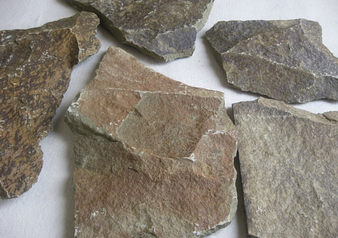 Kamenclub.ru: Песчаник пластушка "фонтанка" серо-зеленая (3,0-5,0 см)  купить в Балашихе песчаник серо-зеленая колотые плитки облицовочные пластушки 11400 руб/м3   фото КАМЕНЬ КЛУБ