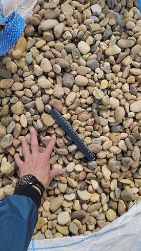 Kamenclub.ru: Галька речная окат рыжая фр. 20-40 мм. купить  в Балашихе галька речная окатанная рыжая желтая серая округлая речная галька 5000 руб/т   фото КАМЕНЬ КЛУБ