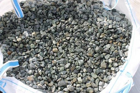 Kamenclub.ru: Щебень крошка зеленый (змеевик) фр. 20-40 мм.  купить в Балашихе мрамор зеленый, салатовый ландшафтная мраморная крошка 8500 руб/т   фото КАМЕНЬ КЛУБ