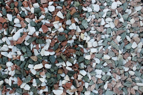 Kamenclub.ru: Мраморная крошка (щебень крошка микс: белый-зеленый-розовый) фр. 10-20 мм.  купить в Балашихе мрамор белый, зеленый, розовый декоративный ландшафтный колотый щебень 12000 руб/т   фото КАМЕНЬ КЛУБ