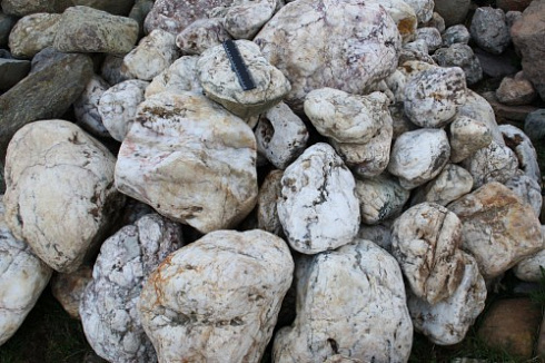 Kamenclub.ru: Кварцевый валунчик фр.100-300 мм.  купить в Балашихе кварц белый, бежевый молочный рыжий крупный природный камень галечник 7850 руб/т   фото КАМЕНЬ КЛУБ