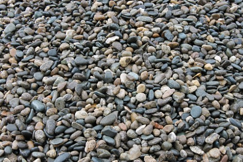 Kamenclub.ru: Галька горная речная окат (цветная) фр. 20-40 мм. купить  в Балашихе галька речная серый синий бежевый белый окатанная речная галька ландшафтная 6800 руб/т   фото КАМЕНЬ КЛУБ