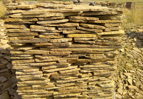 Kamenclub.ru: Песчаник пластушка желтый с разводом под дерево (2 см)  купить в Балашихе плитняк желтый с разводами, желтый, рыжий, серый песчаник пластушка рваная ландшафтная 11 000 руб/м3   фото КАМЕНЬ КЛУБ