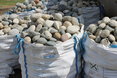 Kamenclub.ru: Речной валун (Ассорти) фр.100-300 мм.  купить в Балашихе галечник серый, темно-серый, светло-серый речная галька крупных размеров 4200 руб/т   фото КАМЕНЬ КЛУБ