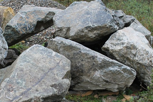 Kamenclub.ru: Змеевик скальник фр. 500-1500 мм.  купить в Балашихе змеевик зеленый серый черный глыба скальная колотая 7500 руб/т   фото КАМЕНЬ КЛУБ