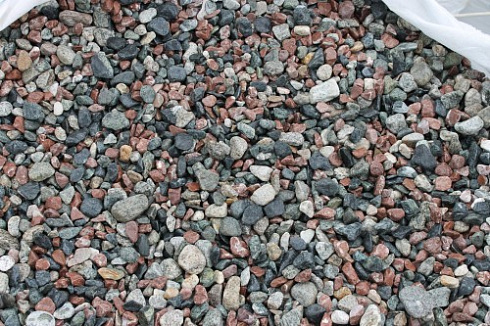 Kamenclub.ru: Мраморная крошка (щебень галтованный микс:: серый-зеленый-розовый) фр.10-20 мм.  купить в Балашихе мрамор серый, зеленый, розовый щебень окатанный округлый декоративный ландшафтный 15500 руб/т   фото КАМЕНЬ КЛУБ