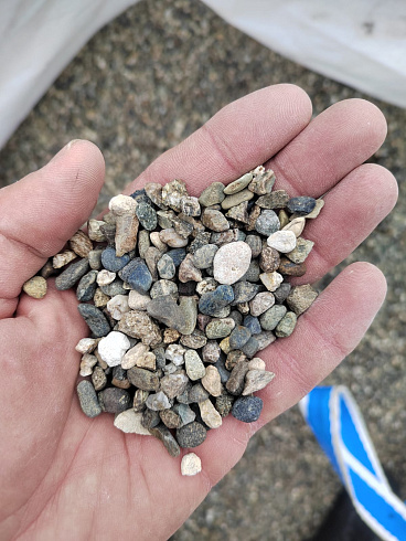 Kamenclub.ru: Галька речная окат (серая) фр.5-10 мм купить  в Балашихе галька речная серая, серый, темно-серый, светло-серый, коричневый речная окатанная галька декоративная ландшатфная 5000 руб/т   фото КАМЕНЬ КЛУБ