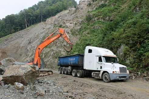 Kamenclub.ru: Гранит скальник (серо-зеленый) фр. 500-1500 мм.  купить в Балашихе гранит мрамор  серый зеленый темно-серый глыба скальная колотая ландшафтная 7 500 руб/т   фото КАМЕНЬ КЛУБ