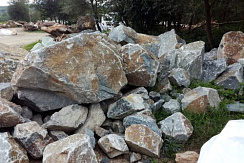 Kamenclub.ru: Гранит скальник (серо-зеленый) фр. 500-1500 мм.  купить в Балашихе гранит мрамор  серый зеленый темно-серый глыба скальная колотая ландшафтная 7 500 руб/т   фото КАМЕНЬ КЛУБ