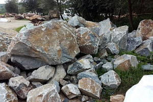 Kamenclub.ru: Гранит скальник (серо-зеленый) фр. 500-1500 мм.  купить в Балашихе гранит мрамор  серый зеленый темно-серый глыба скальная колотая ландшафтная 7 500 руб/т   фото КАМЕНЬ КЛУБ