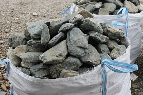 Kamenclub.ru: Гранит скальник (серо-зеленый) фр. 100-500 мм.  купить в Балашихе гранит зеленый, серый, салатовый крупный ландшафтный валун 6 000 руб/т   фото КАМЕНЬ КЛУБ