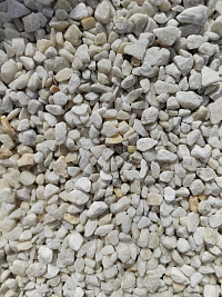 Kamenclub.ru: Мраморная крошка, щебень, цвет-белый, фр. 5-10 мм.  купить в Балашихе мрамор белый, айвори, молочный мраморная каменная крошка ландшафтная 12000 руб/т   фото КАМЕНЬ КЛУБ