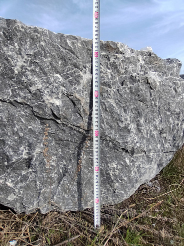 Kamenclub.ru: Черный мрамор скальник фр. 1000-1500 мм.  купить в Балашихе мрамор черный белый серый крупный колотый валун ландшафтный 9000 руб/т   фото КАМЕНЬ КЛУБ