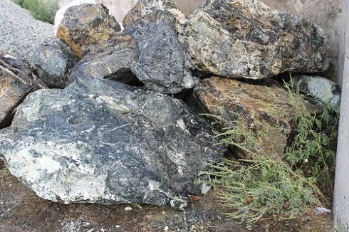 Kamenclub.ru: Змеевик скальник фр. 500-1500 мм.  купить в Балашихе змеевик зеленый серый черный глыба скальная колотая 7500 руб/т   фото КАМЕНЬ КЛУБ