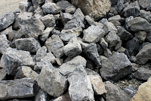 Kamenclub.ru: Черный мрамор скальник фр. 1000-1500 мм.  купить в Балашихе мрамор черный белый серый крупный колотый валун ландшафтный 9000 руб/т   фото КАМЕНЬ КЛУБ