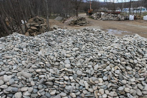 Kamenclub.ru: Галька речная плоская (ассорти) фр. 100-200-300 мм. купить  в Балашихе галька плоская разноцветная серый белый темно-серый синий речная галька ландшафтная 8000 руб/т   фото КАМЕНЬ КЛУБ