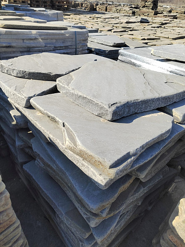 Kamenclub.ru: Песчаник пластушка галтованная светло-серая (3,0 см)  купить в Балашихе песчаник светло-серый, серый ландшафтный камень рваный колотый 21000 руб/м3   фото КАМЕНЬ КЛУБ