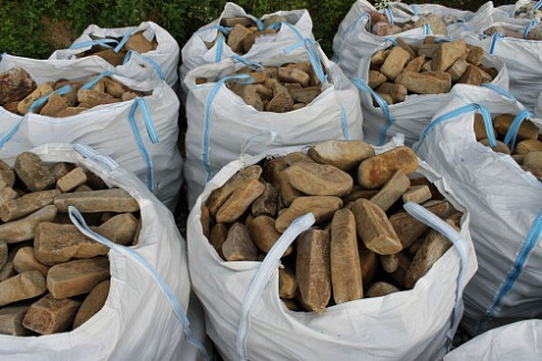 Kamenclub.ru: Песчаник для строительства и кладки блочный (фр 100-200 мм)  купить в Балашихе песчаник бежевый серый рыжий валун мелкий для строительства песчаник 6500 руб/т   фото КАМЕНЬ КЛУБ