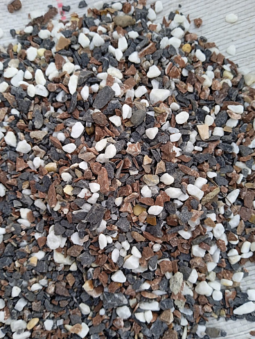 Kamenclub.ru: Мраморная крошка (щебень крошка микс : белый-черный-розовый) фр. 5-10 мм.  купить в Балашихе мрамор белый, черный, розовый, разноцветный микс декоративная мраморная каменная крошка 12000 руб/т   фото КАМЕНЬ КЛУБ