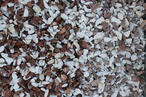 Kamenclub.ru: Мраморная крошка (щебень крошка микс: белый-розовый) фр. 10-20 мм.  купить в Балашихе мрамор белый, розовый каменный декоративный ландшафтный щебень 12000 руб/т   фото КАМЕНЬ КЛУБ